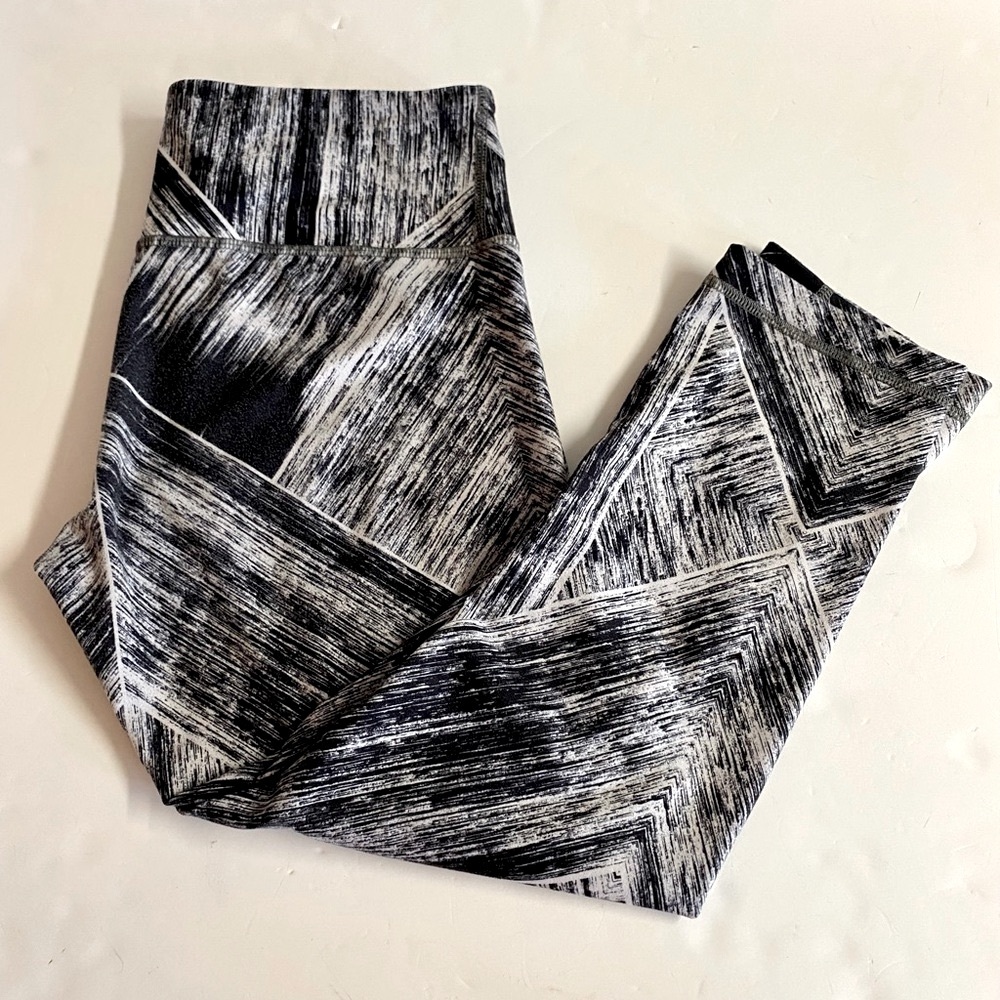 Lululemon cropped leggings in black and white.Size 8